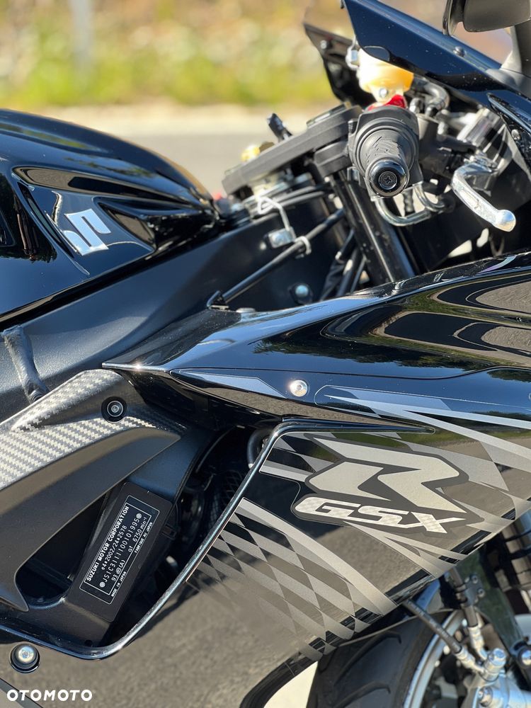 Suzuki GSR - 3
