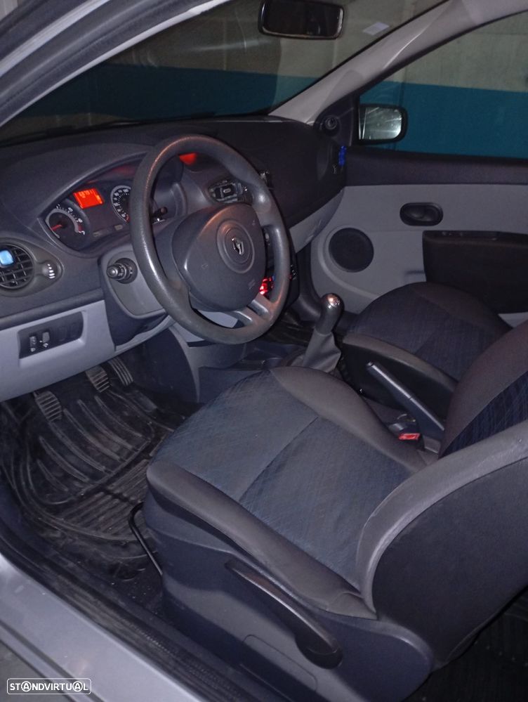 Renault Clio 1.2 16V Confort - 1