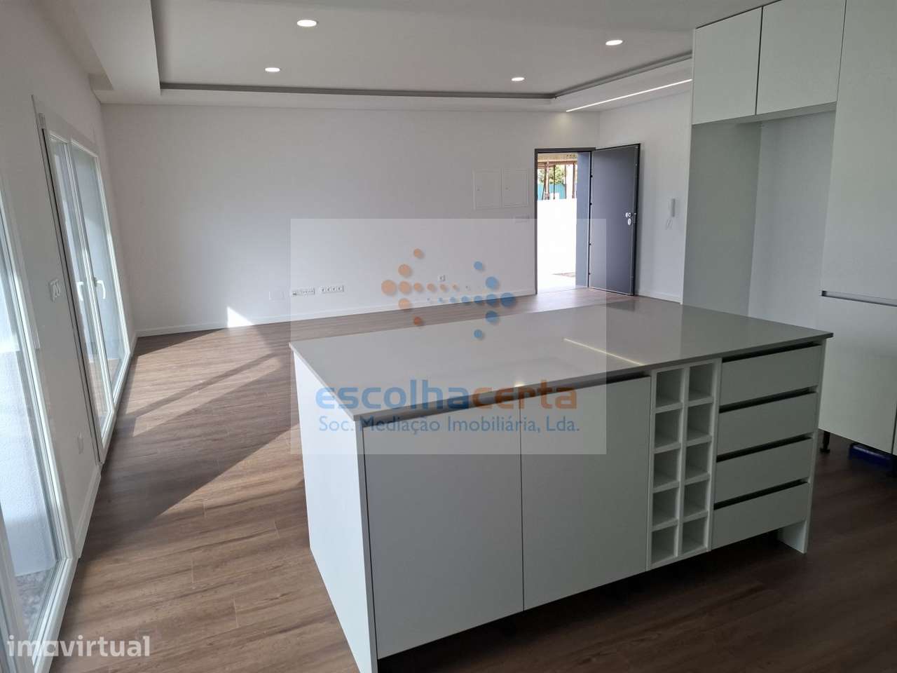 MORADIA TÉRREA T4 ISOLADA EM CONSTRUÇÃO - FERNÃO FERRO - Grande imagem: 4/47