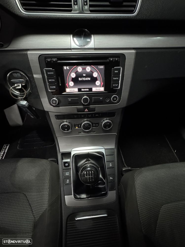 VW Passat Variant 1.6 TDI BlueMotion Highline - 27