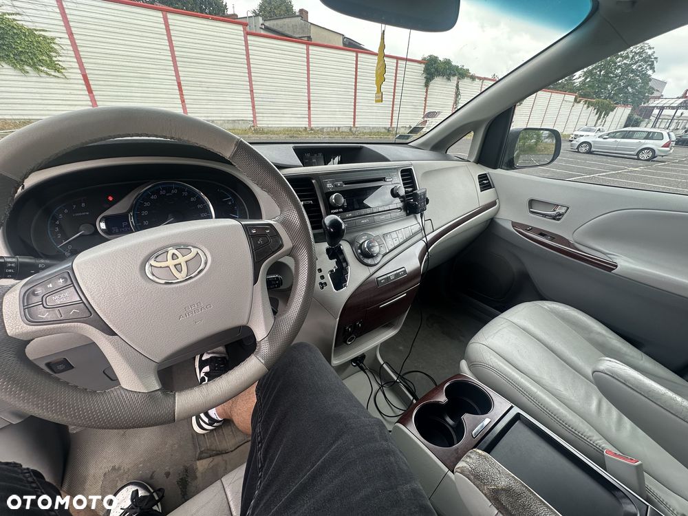 Toyota Sienna 3.5 XLE AWD - 4