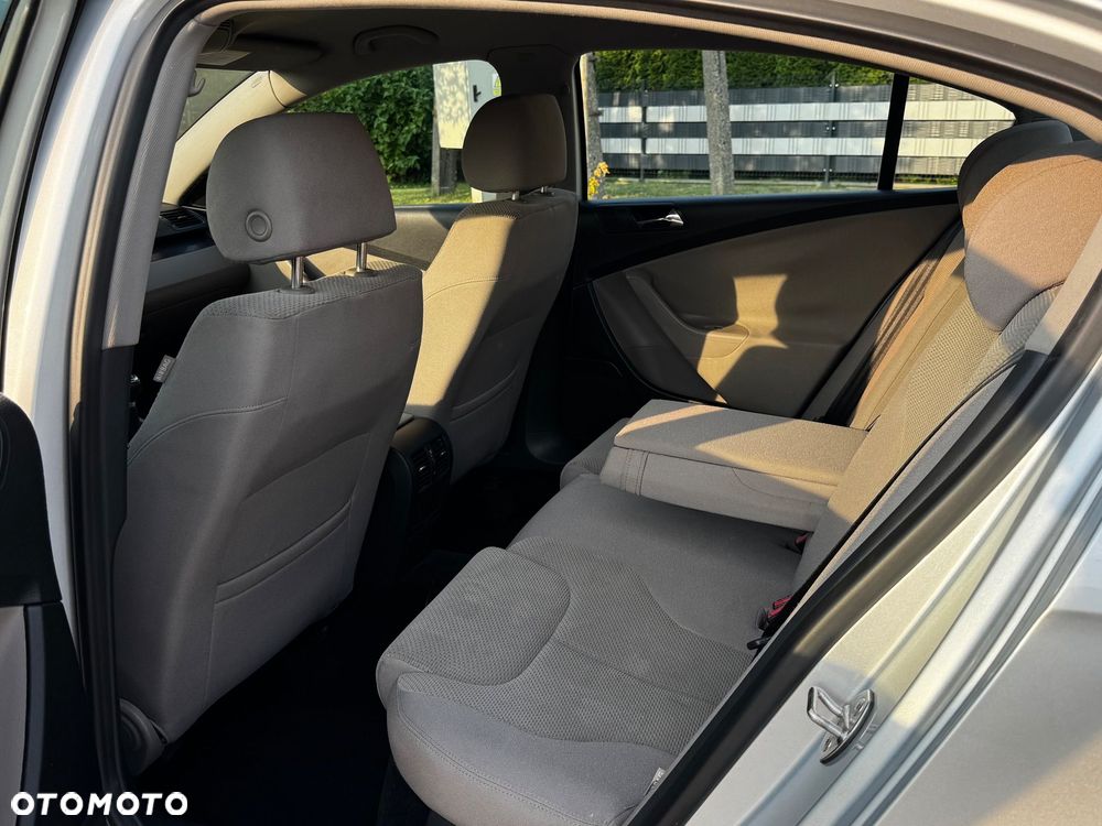 Volkswagen Passat 1.6 FSI Highline - 18