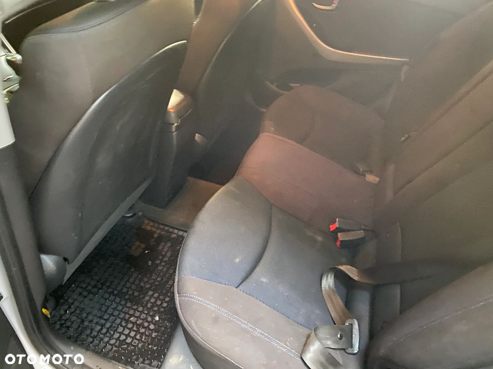 Hyundai Elantra 1.6 Comfort - 6
