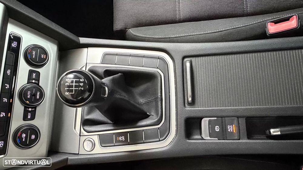 Volkswagen Passat Variant 1.6 TDI Confortline — fotografia 30