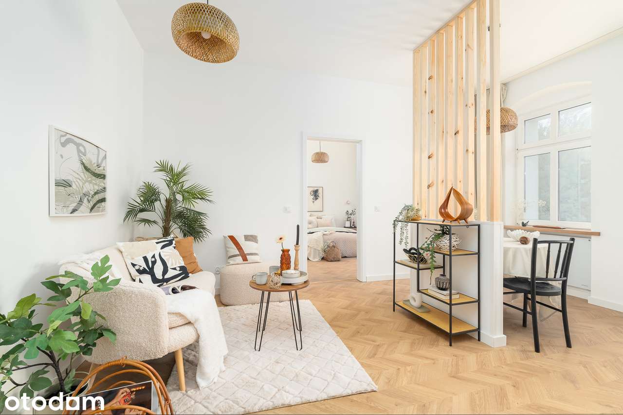 Strefa wypoczynku w salonie – wygodna sofa i stolik kawowy