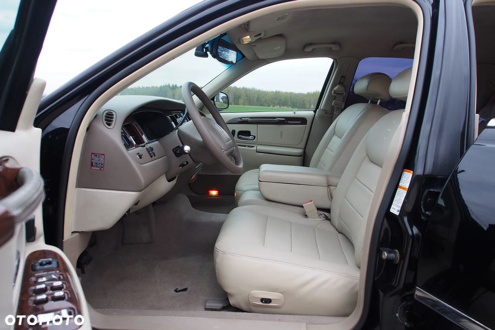 Lincoln Town Car - 35