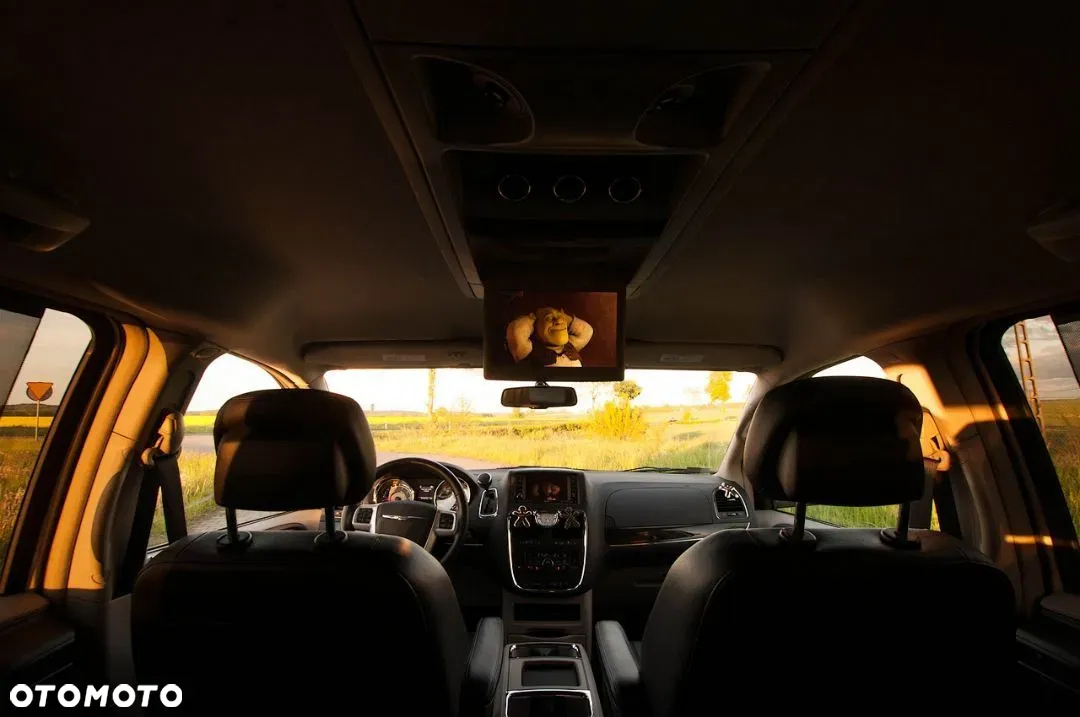 Chrysler Town & Country - 14