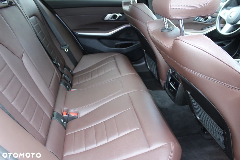 BMW Seria 3 330i xDrive M Sport - 11