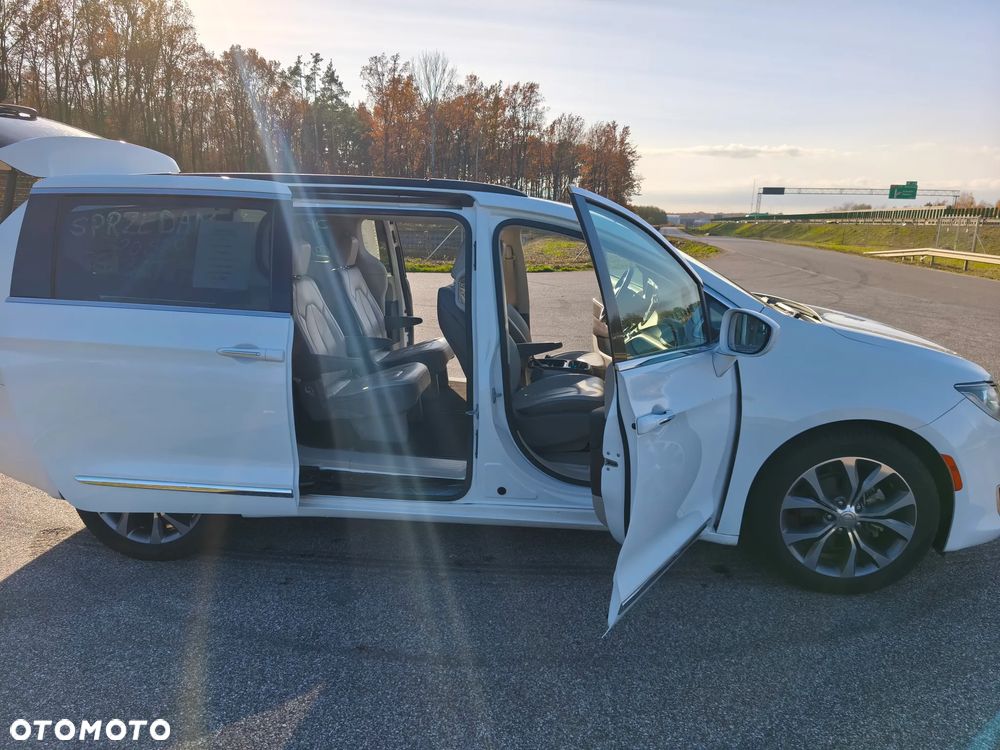 Chrysler Pacifica - 17