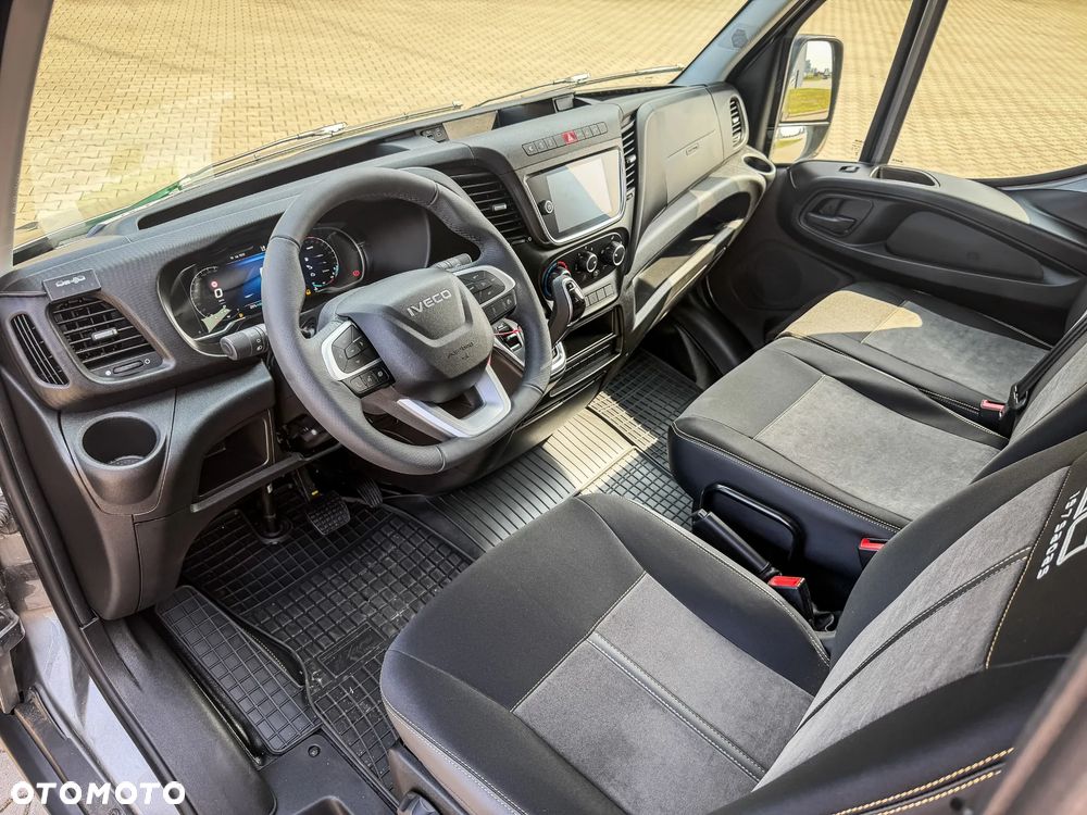 Iveco Daily 35S16A8 V - Furgon Brygadowy 7 osobowy 50 Lecie IVECO od ręki - 34