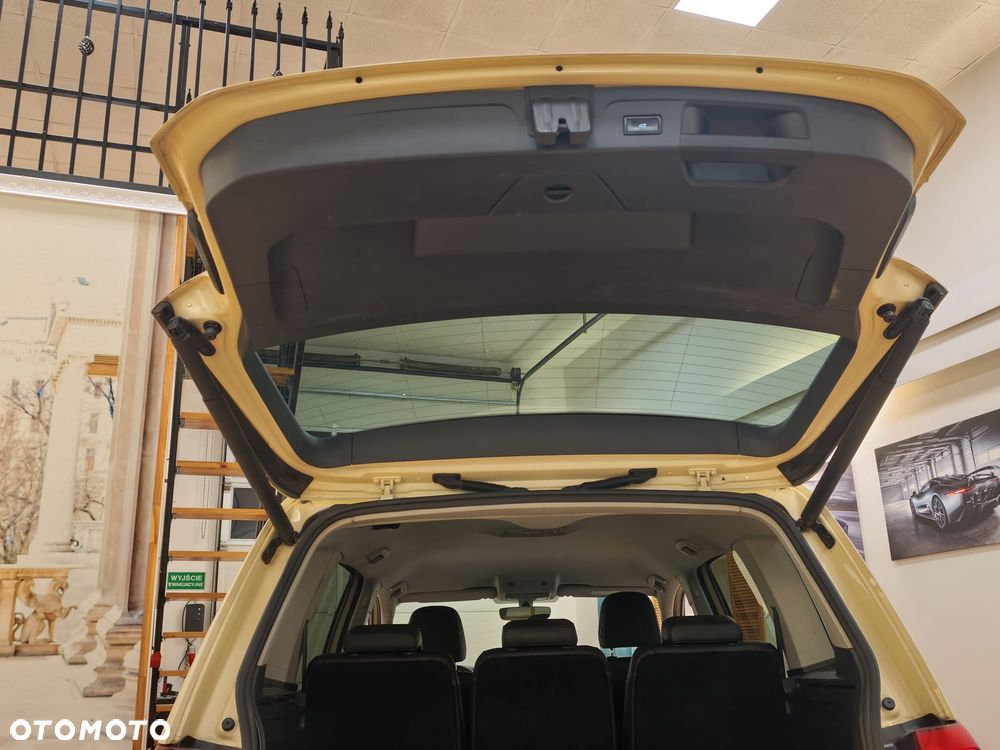 Volkswagen Touran - 36