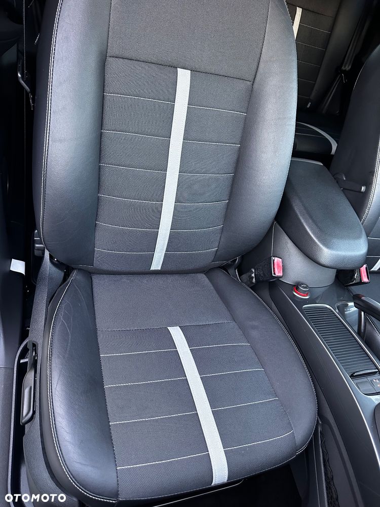 Ford Kuga 2.0 TDCi 2x4 Titanium - 35