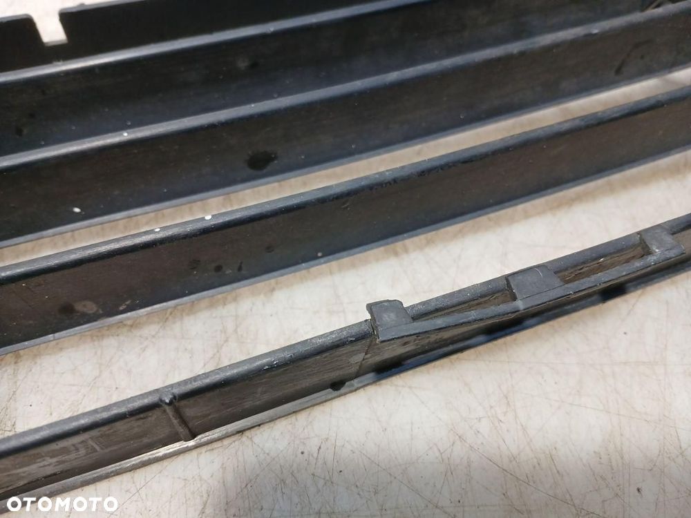 ATRAPA KRATKA W ZDERZAK PRZÓD DOLNA FORD FIESTA MK6 02-05r. 2S61-A018A58-A - 2