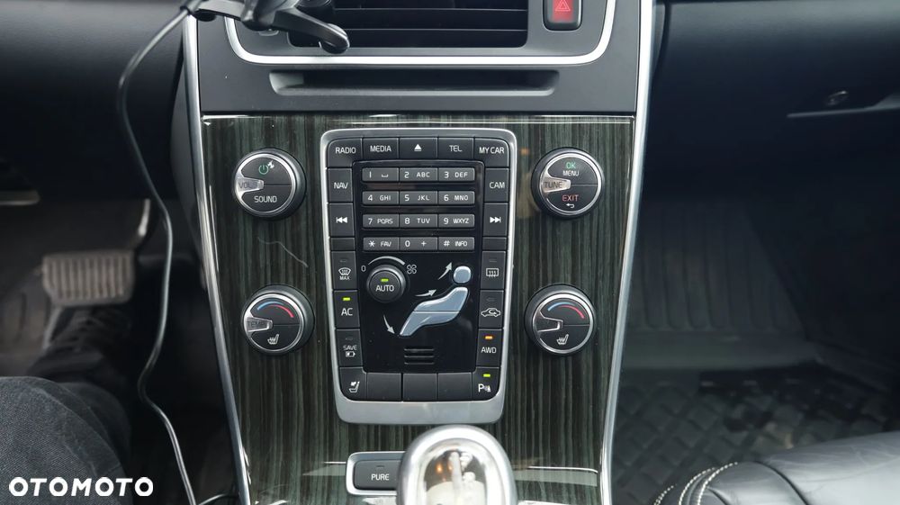 Volvo V60 D6 AWD Plug-in Hybrid R-Design Summum - 17