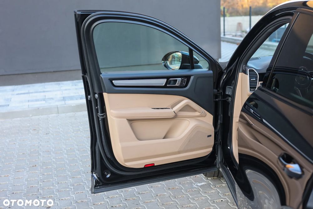 Porsche Cayenne Coupe Platinum Edition - 13