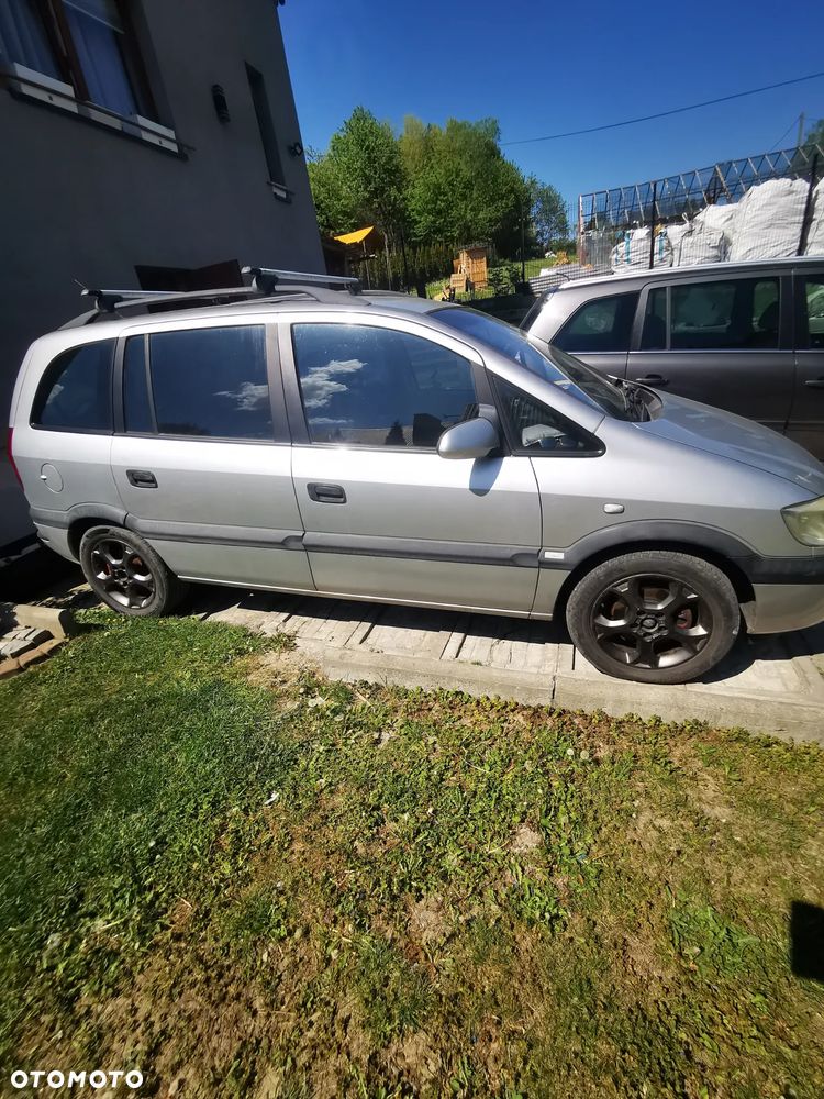 Opel Zafira 1.8 16V Comfort - 1