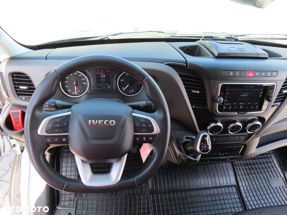 Iveco DAILY 35S18 3.0 HPI 180 KM POWER Hi-Matic AUTOMAT JEGGER Laweta POMOC DROGOWA Przewóz Pojazdów AUTOLAWETA 5100 mm Dł. Platformy DMC 3500 Kg Rozstaw Osi 4100 mm WZMACNIANE Zawieszenie Adaptacyjne Pneumatyczne Tylna Kabina Sypialniana LAMAX FULL LED Pełna Opcja Wyposażenia STAN JAK NOWY OKAZJA DOSTEPNA I GOTOWA - 36