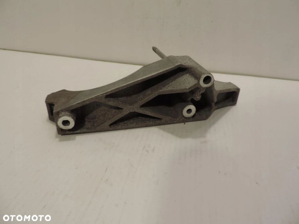 łapa wspornik sprężarki klimatyzacji Opel Zafira C III 55579625 - 2