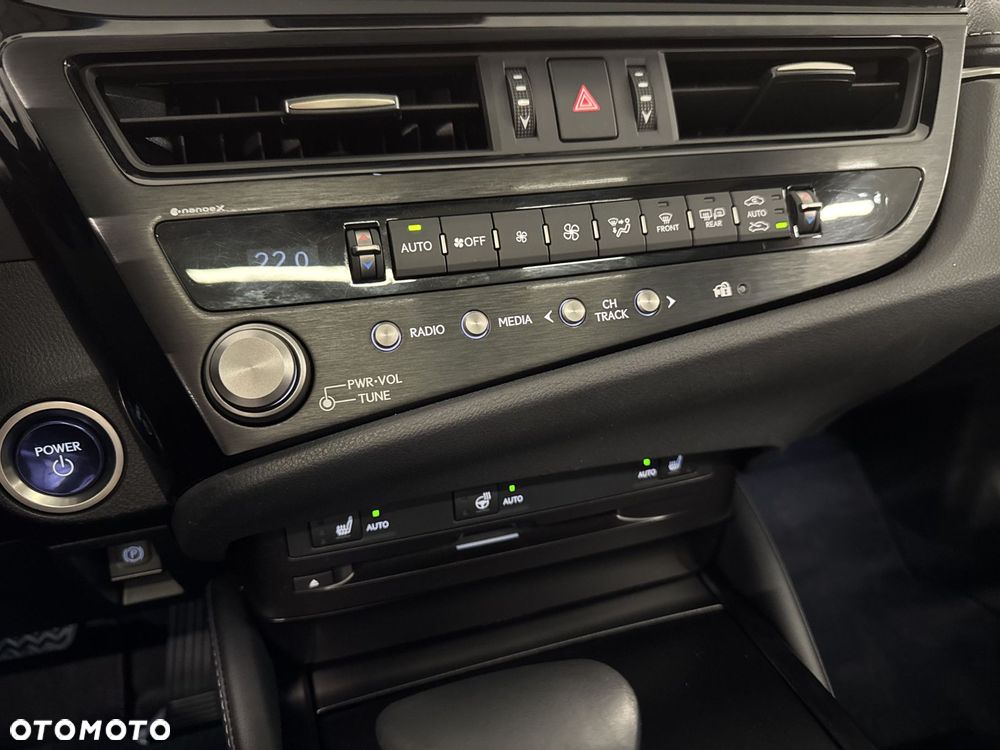 Lexus ES 300h Business Edition - 24