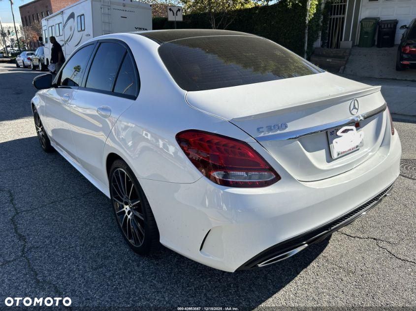 Mercedes-Benz Klasa C 300 9G-TRONIC AMG Line - 3