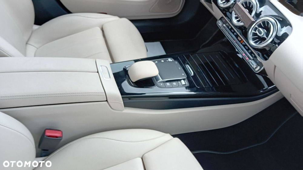 Mercedes-Benz CLA 200 d 4Matic 8G-DCT - 4