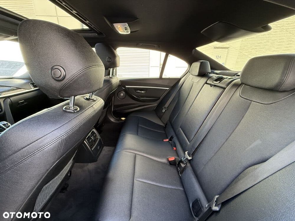 BMW Seria 3 330i xDrive Edition M Sport Shadow - 12