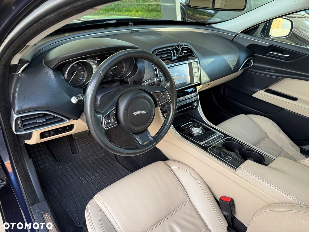 Jaguar XE 2.0 D Prestige - 12