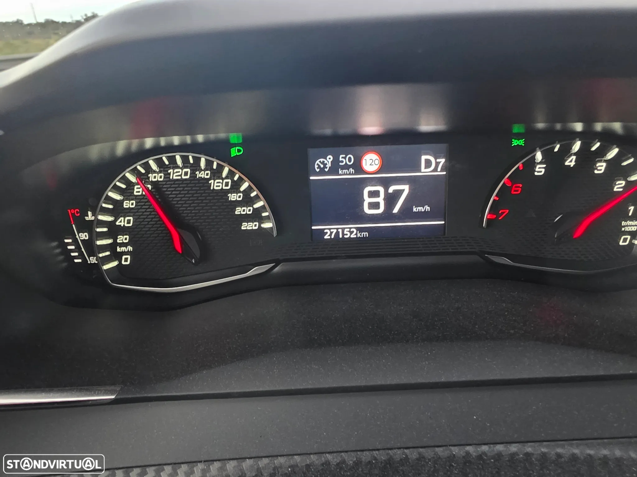 Peugeot 2008 1.2 PureTech Allure EAT8 - 15