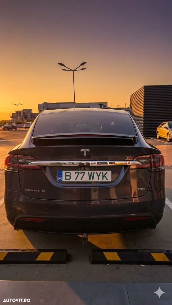 Tesla Model X - 10