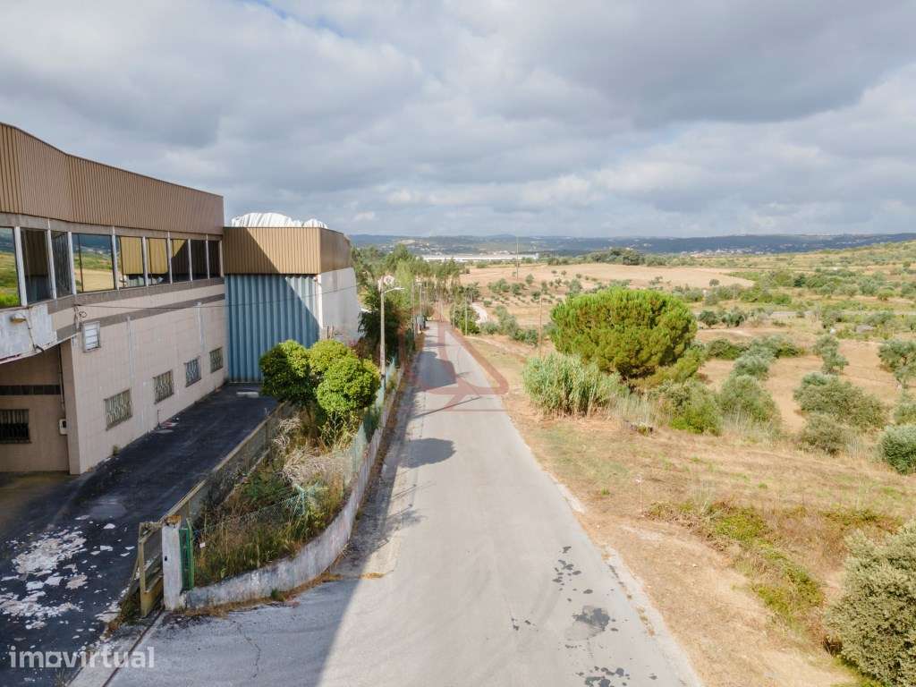 Armazém em Vilar dos Prazeres, Ourém, com 13.020 m² de terreno. - Grande imagem: 2/26