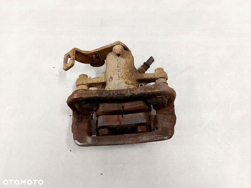 rio iii 1.1 crdi zacisk hamulcowy prawy tył jarzmo - 5