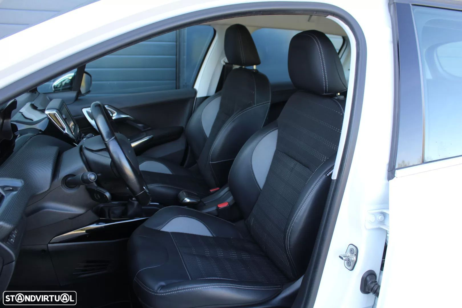 Peugeot 2008 1.2 PureTech Allure - 9