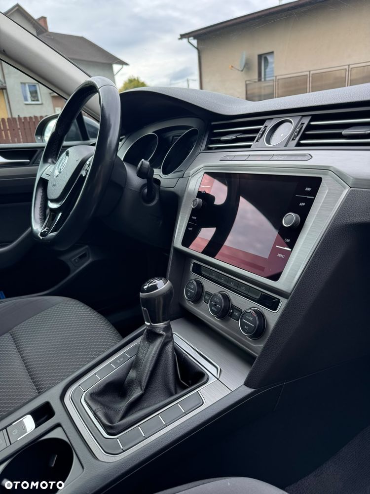 Volkswagen Passat - 11