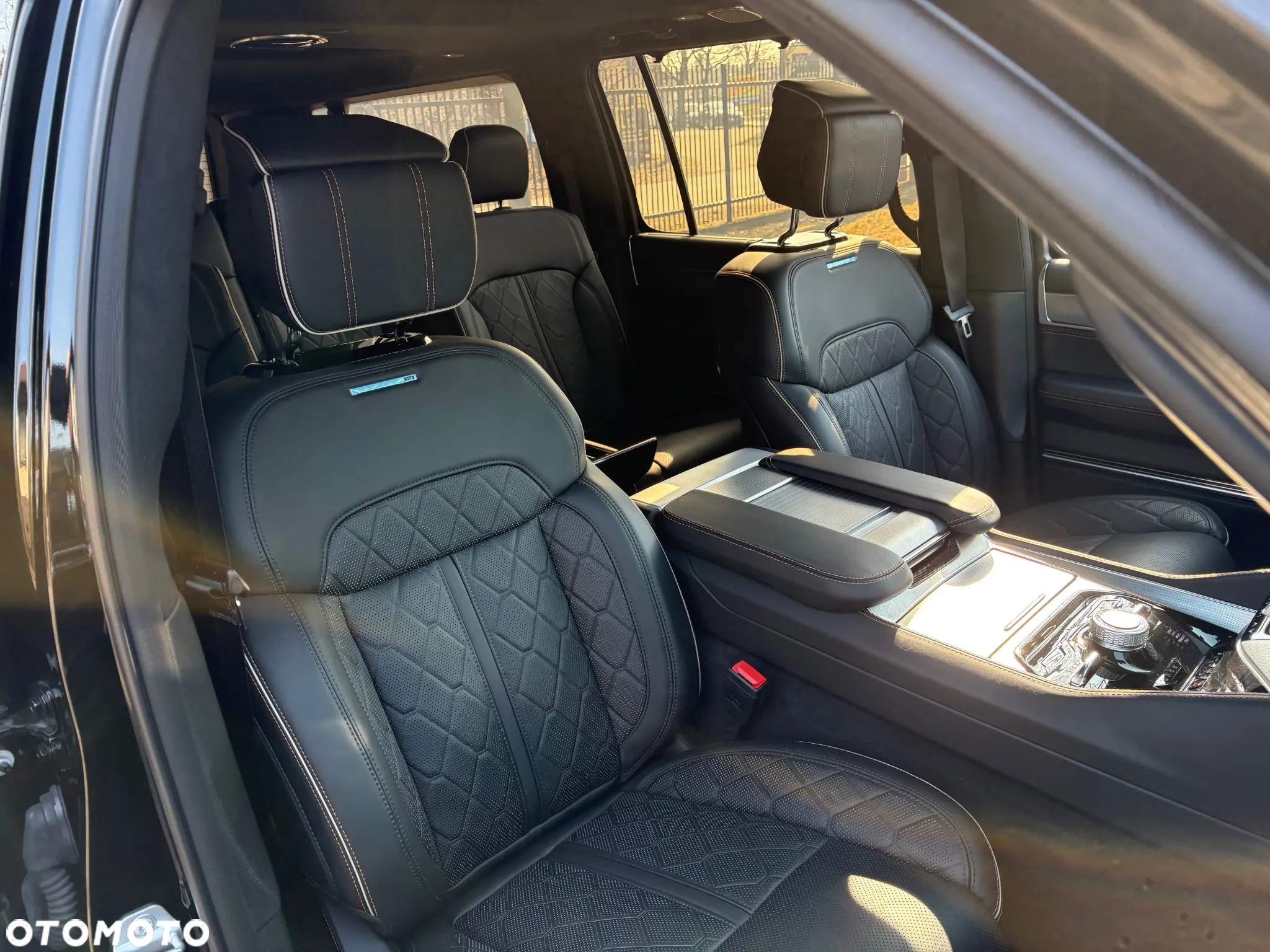Jeep Grand Wagoneer - 14