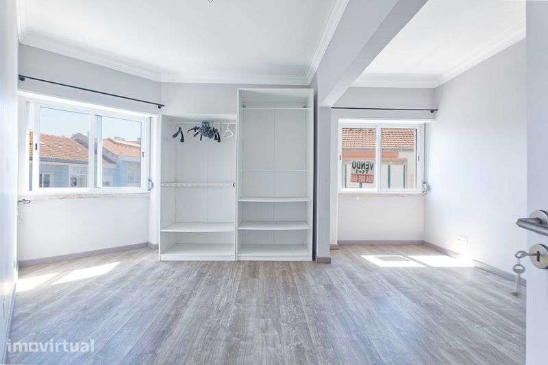 Apartamento T1+1 com aproveitamento sótão semi novo em Queluz - Grande imagem: 2/12