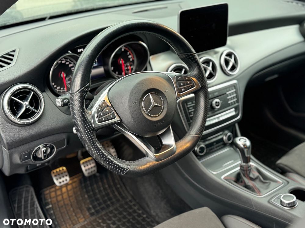 Mercedes-Benz CLA 180 AMG Line - 29
