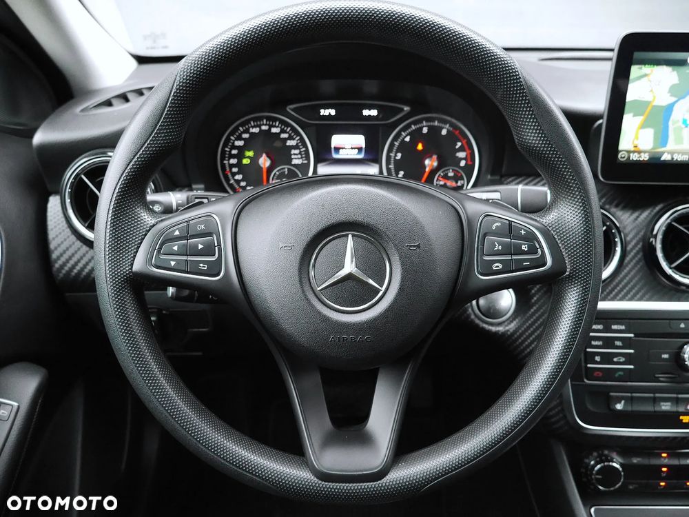 Mercedes-Benz GLA 180 7G-DCT - 13