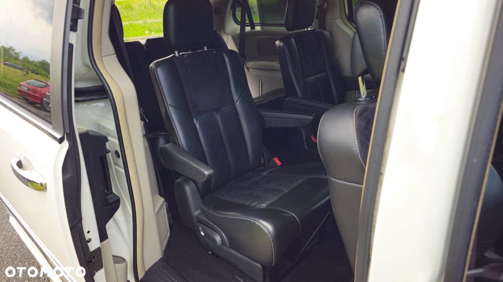 Chrysler Town & Country 3.6 Limited - 12