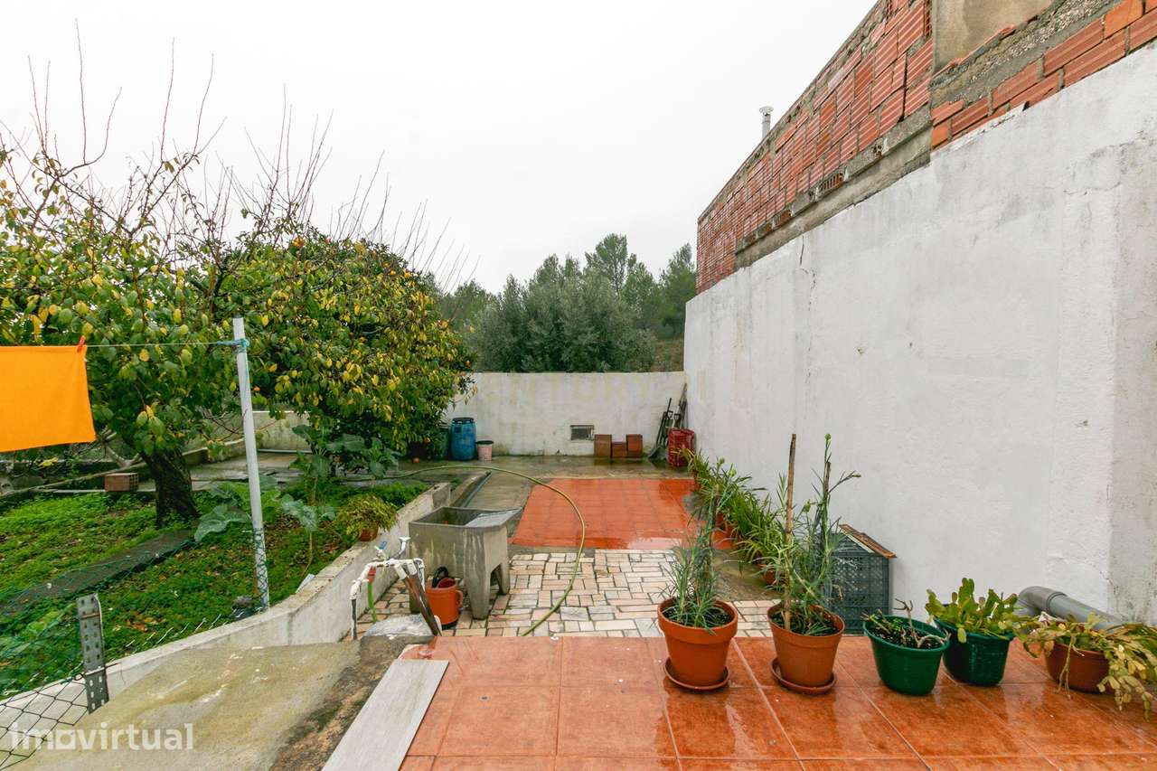 Moradia Bifamiliar com muito potencial - Grande imagem: 2/55