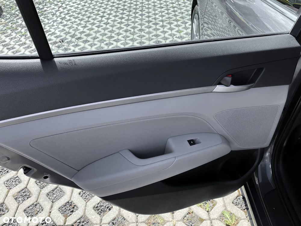 Hyundai Elantra 1.6 Comfort - 18