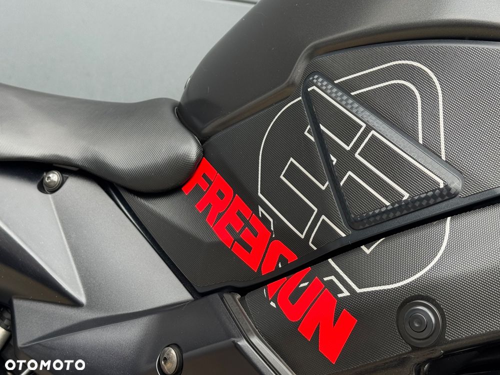 Suzuki GSR - 17