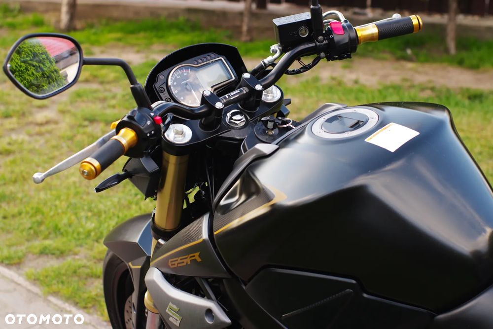 Suzuki GSR - 28