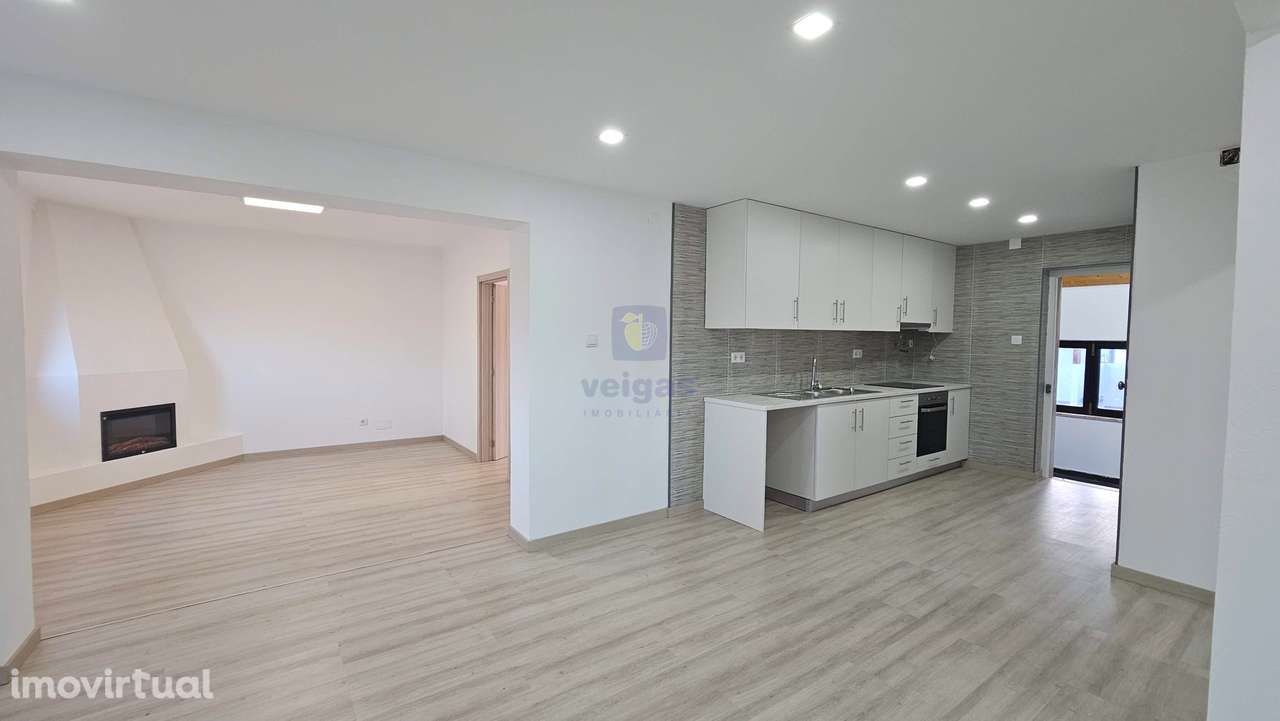 Edifício para Habitação e Comércio - Moradia T3 Renovada c/ Terraço e - Grande imagem: 3/49