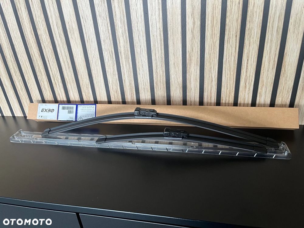 PIÓRA WYCIERACZEK PRZÓD VOLVO EX30 - 1