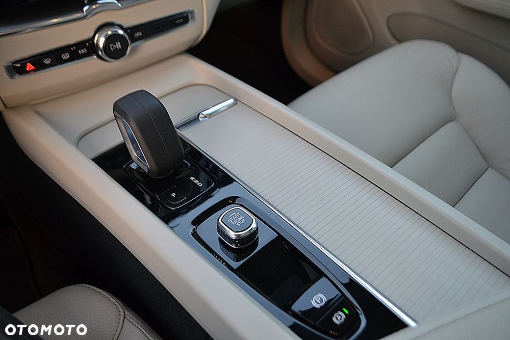 Volvo XC 60 B4 D Momentum - 30