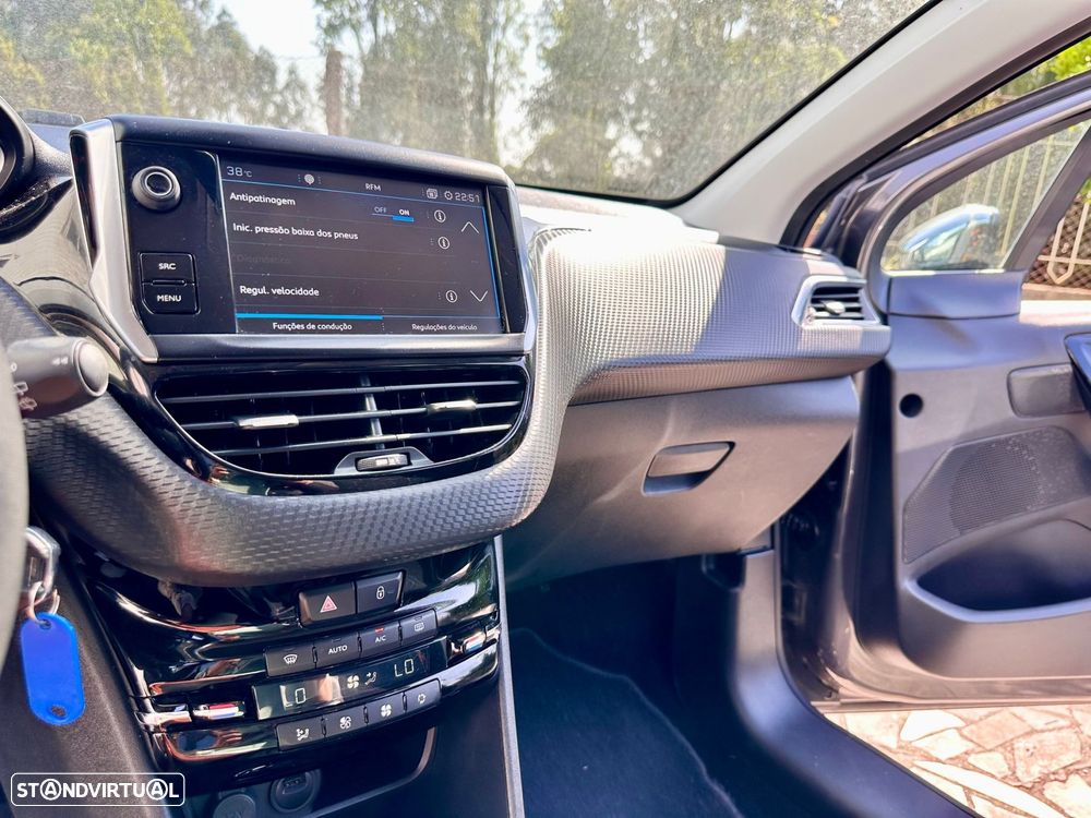 Peugeot 2008 1.2 PureTech Signature - 23