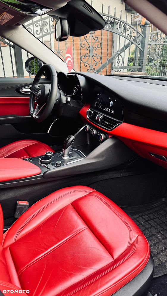 Alfa Romeo Giulia 2.0 Turbo 16V AT8-Q4 Intensa - 9