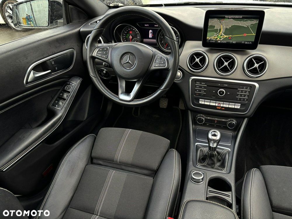Mercedes-Benz CLA 200 AMG Line - 25
