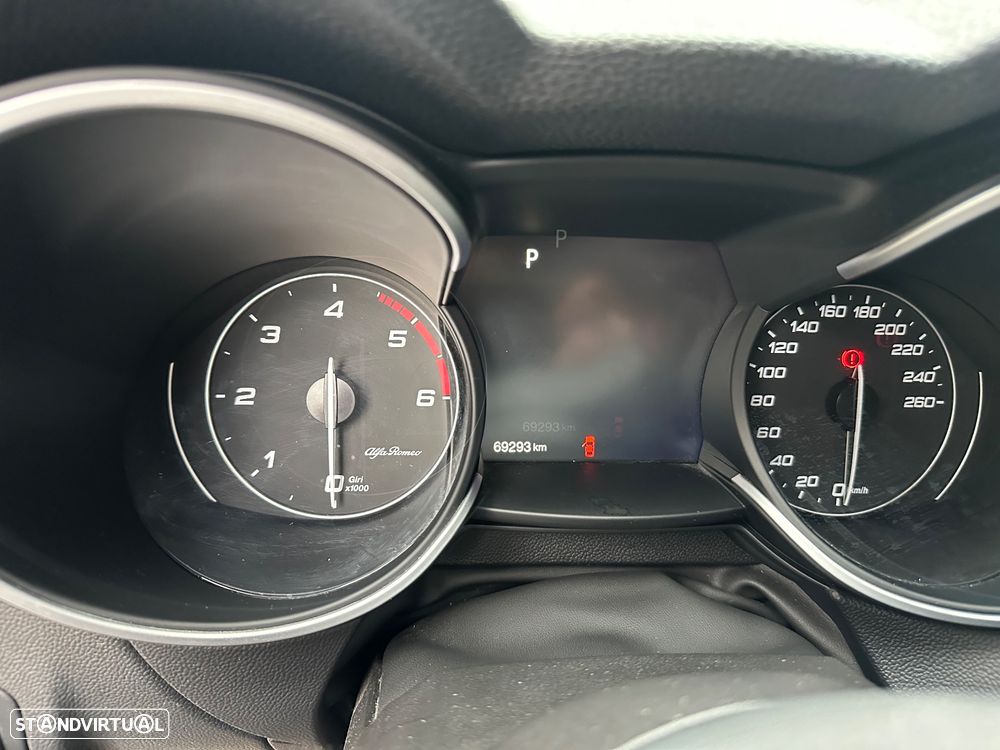 Alfa Romeo Stelvio - 16