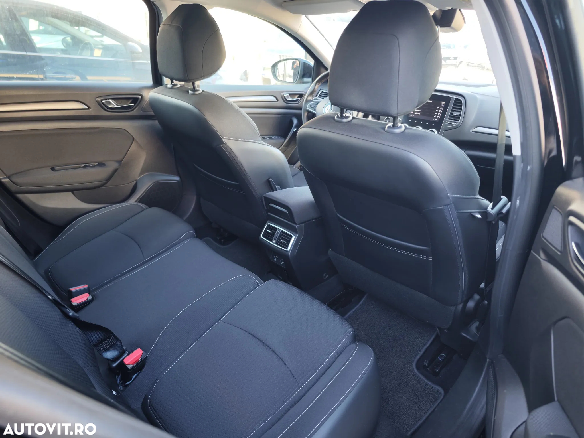 Renault Megane Grandtour E-TECH Plug-in 160 BUSINESS EDITION - 13